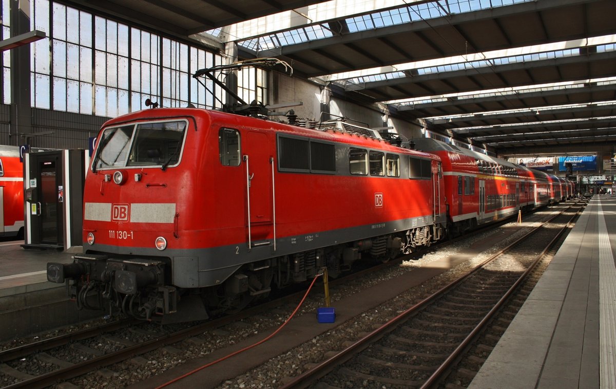 111 130-1 steht am 13.8.2017 mit dem RE59691 von Ingolstadt Hauptbahnhof im Münchener Hauptbahnhof. 