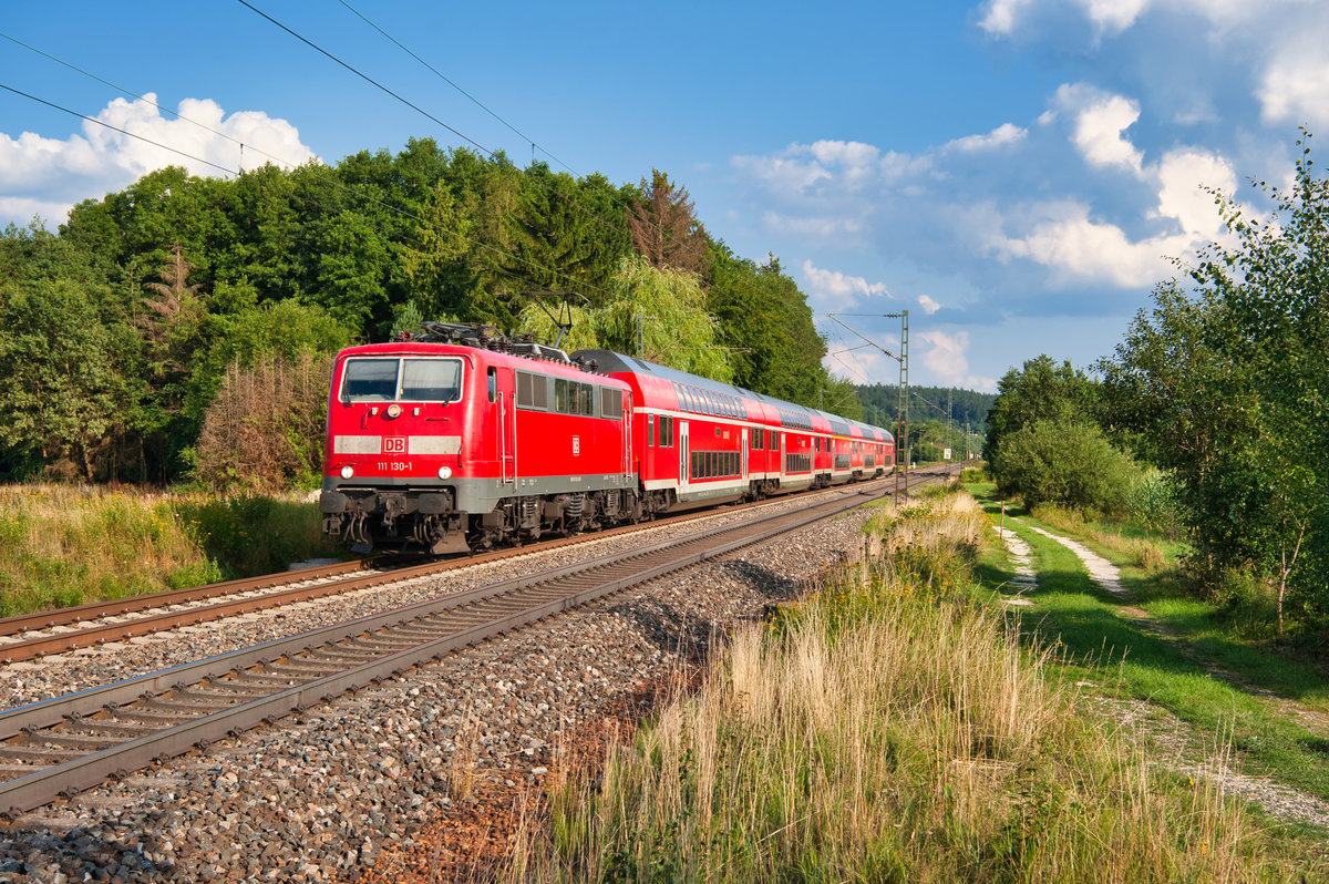 111 130 mit dem RE 4860 (München Hbf - Nürnberg Hbf) bei Postbauer-Heng, 04.08.2019