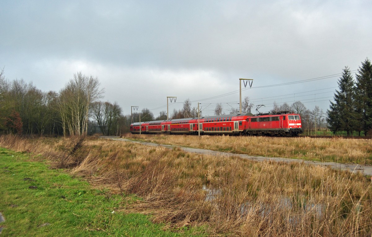 111 133-5 fuhr am 20.01.2015 mit einem RE von Emden nach Münster, hier bei Nüttermoor.