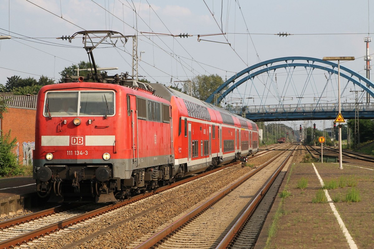 111 134-3 (Baujahr: 1980) mit RE 14128 Münster Hauptbahnhof-Emden Hauptbahnhof auf Bahnhof Salzbergen am 1-8-2014.