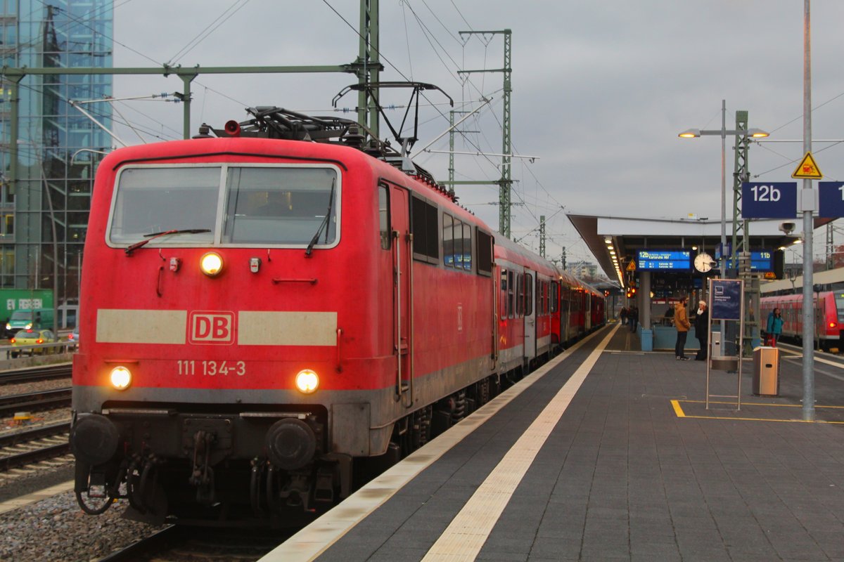 111 134-3 zieht RB 2 (RB 38855) von Mannheim Hbf nach Karlsruhe Hbf am 06.12.2018.