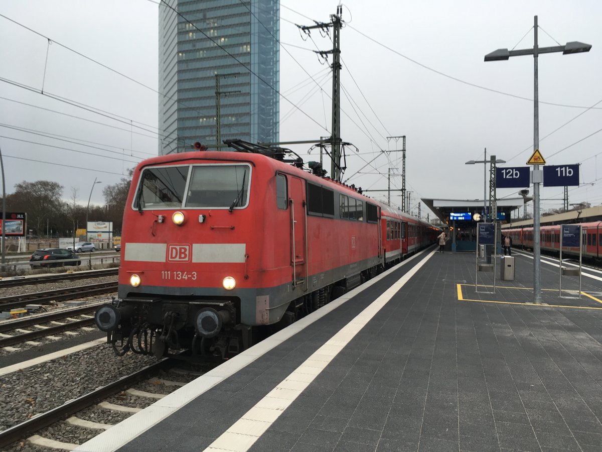 111 134 mit RB 38855 abfahrbereit in Mannheim Hbf am 29.12.2017 
