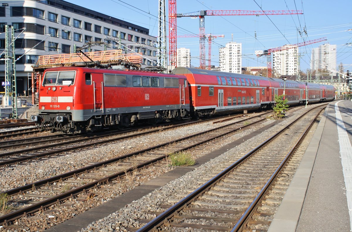 111 135-0 verlässt am 16.11.2018 mit dem RE22029 nach Tübingen Hauptbahnhof den Stuttgarter Hauptbahnhof.