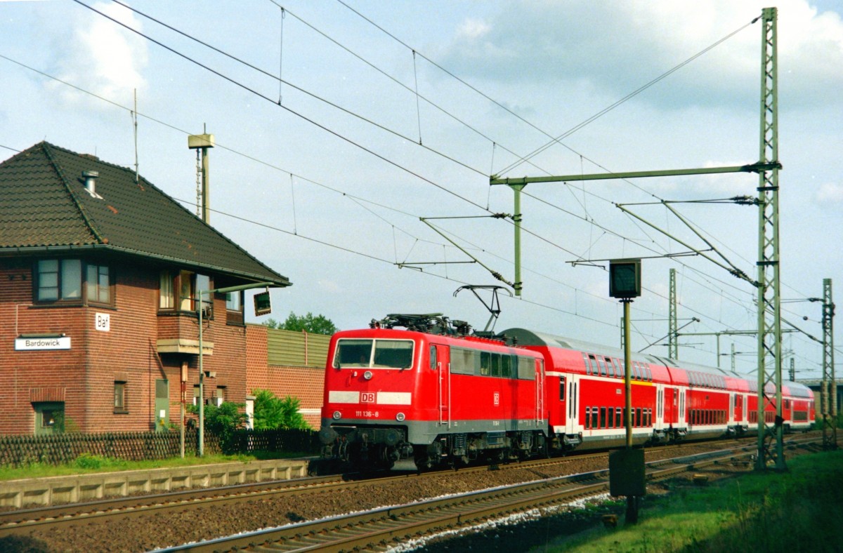 111 136 mit RE 24332 (Uelzen–Hamburg) am 07.09.2002 vor dem Stellwerk  Baf  in Bardowick. Inzwischen liegen hier drei Gleise; das Stellwerk ging im Dezember 2012 au�er Betrieb und wurde im Juli 2013 abgerissen.