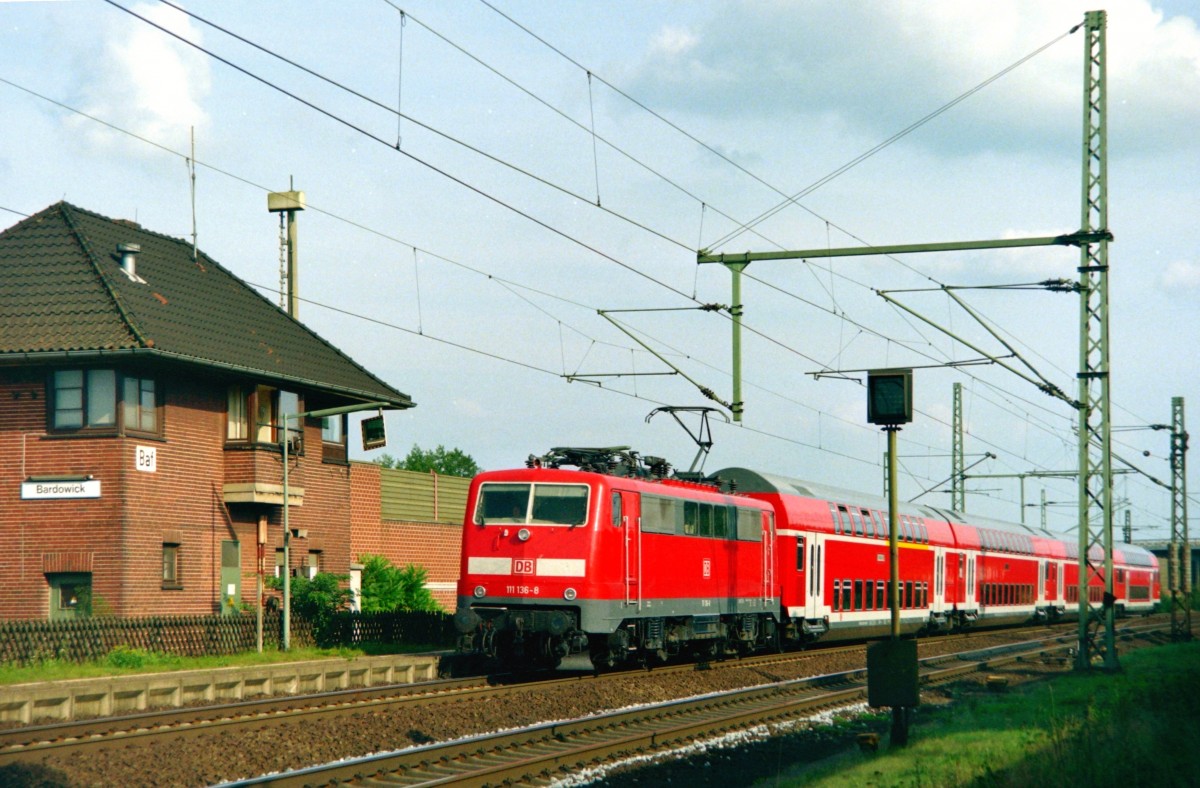 111 136 mit RE 24332 (Uelzen–Hamburg) am 07.09.2002 vor dem Stellwerk  Baf  in Bardowick. Inzwischen liegen hier drei Gleise; das Stellwerk ging im Dezember 2012 auer Betrieb und wurde im Juli 2013 abgerissen.