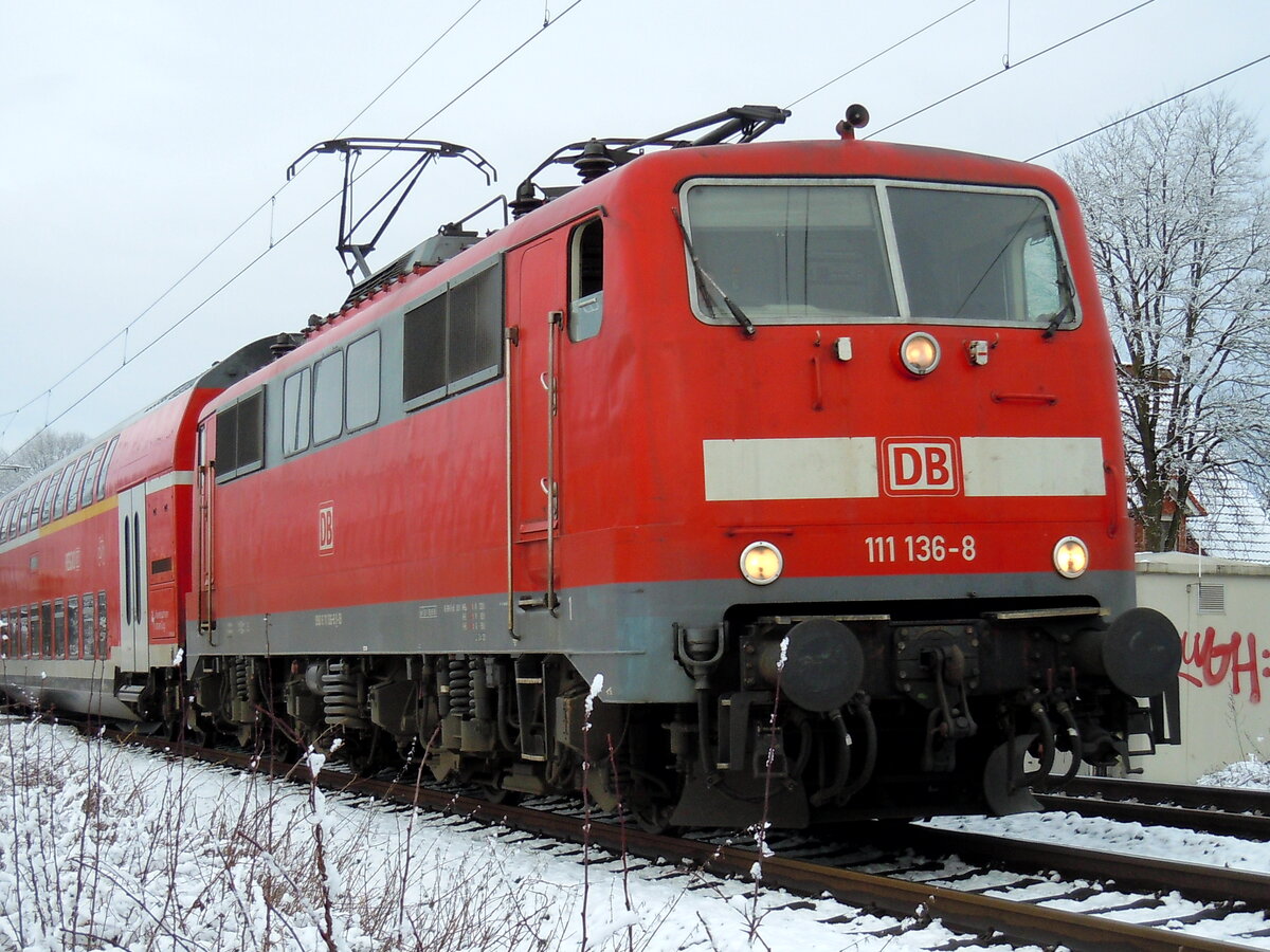 111 136 mit RE Emden - Münster am BÜ Lessingstr. (ehem. Po 210) in Rheine, 08.02.13