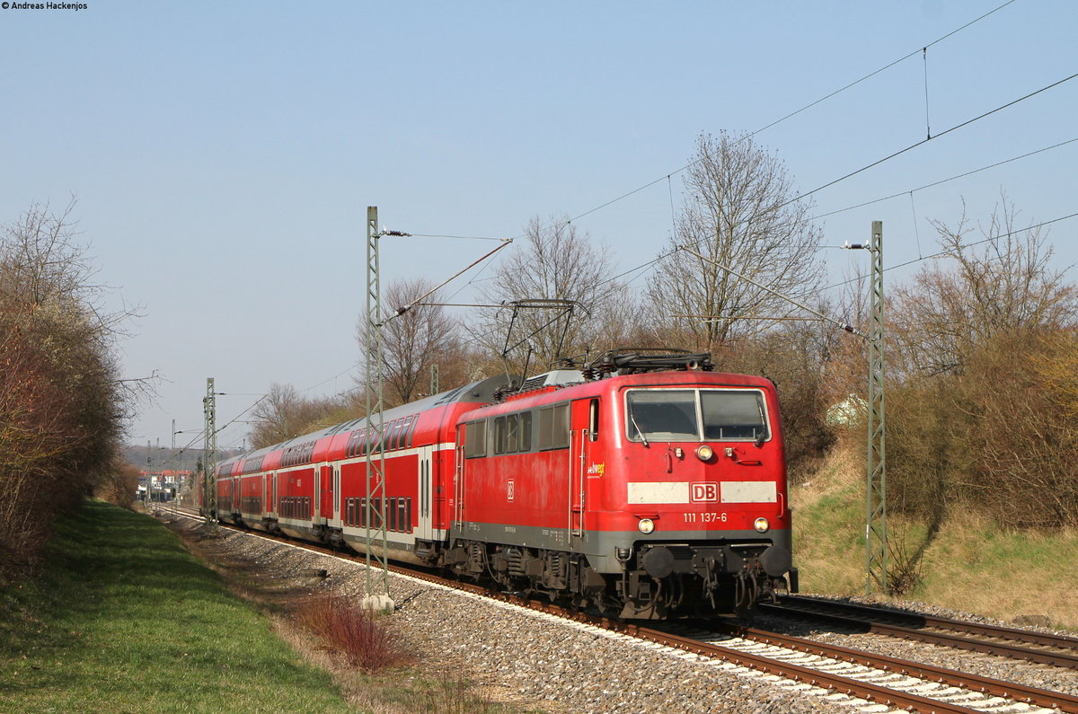 111 137-6 mit dem RE 22031 (Esslingen-Tübingen Hbf) bei Bempflingen 23.3.19