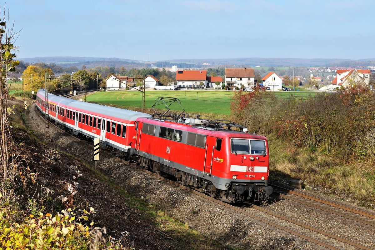 111 137 bespannte am 31. Oktober 2019 die leicht verspätete RB 19235 von Plochingen nach Ulm. Die Aufnahme entstand kurz nach dem letzten Zustiegshalt: Westerstetten.