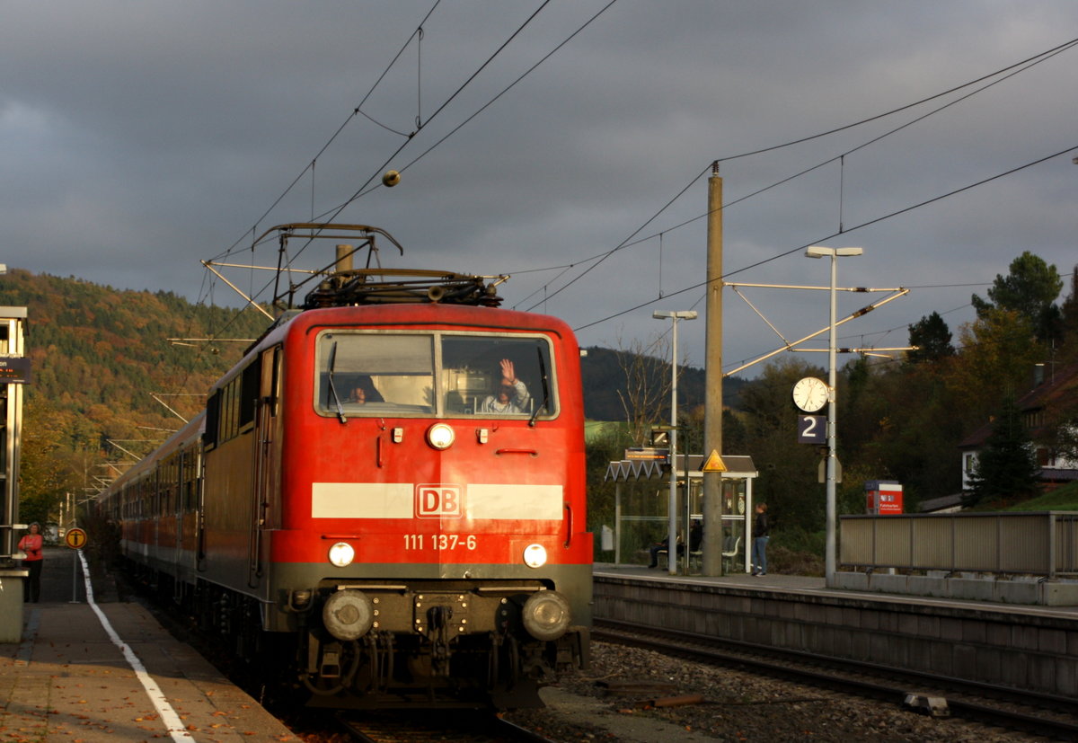 111 137 mit dem RE 19962 nach Stuttgart Hbf am 26.10.17 in Sulzbach(Murr)