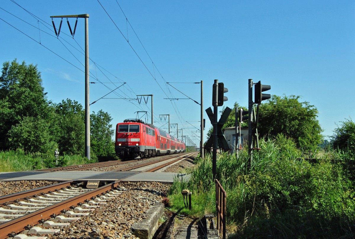 111 138-4 fuhr am 01.07.2015 mit einem RE von Münster nach Emden, hier bei Veenhusen.