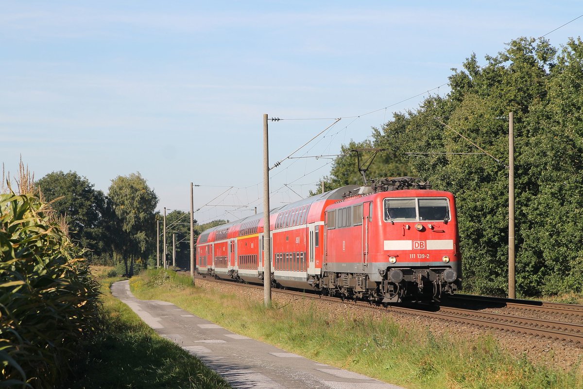 111 139-2 (Baujahr: 1979) mit RE 26229 Emden Hauptbahnhof-Rheine bei Leschede am 2-10-2015.