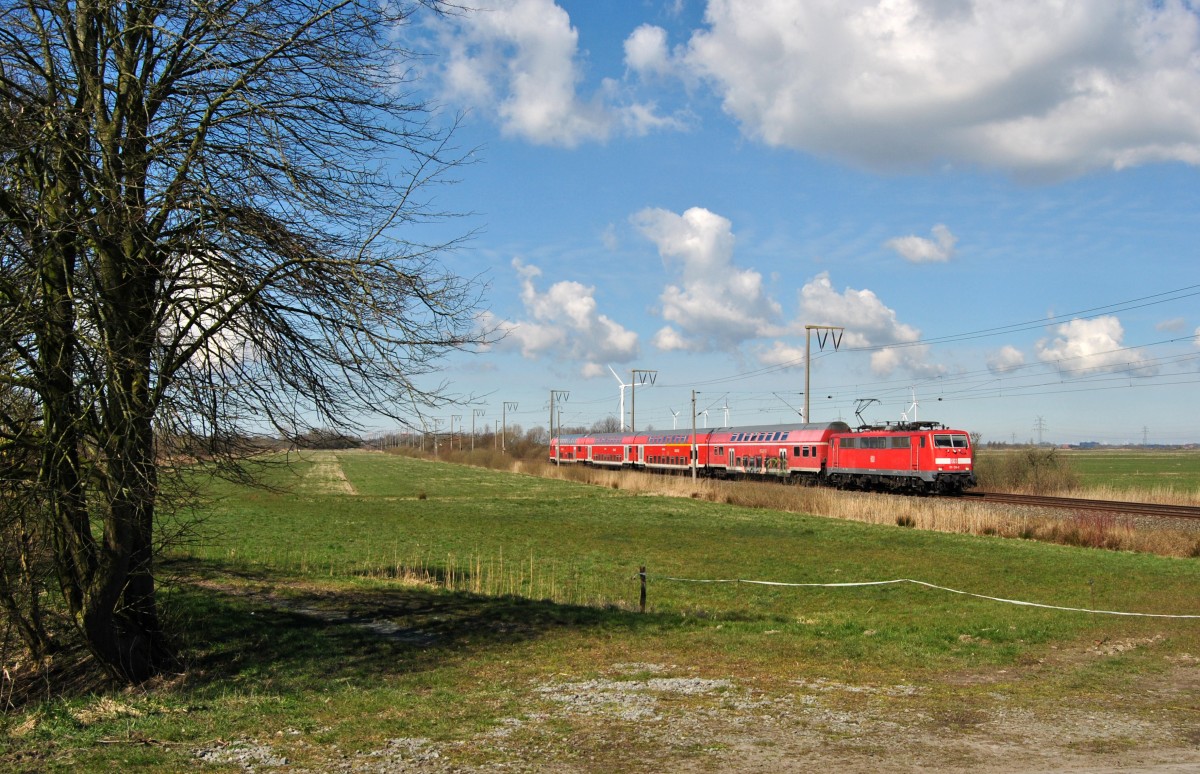 111 139-2 fuhr am 04.04.2015 mit einem RE von Emden nach Münster, hier bei Petkum.