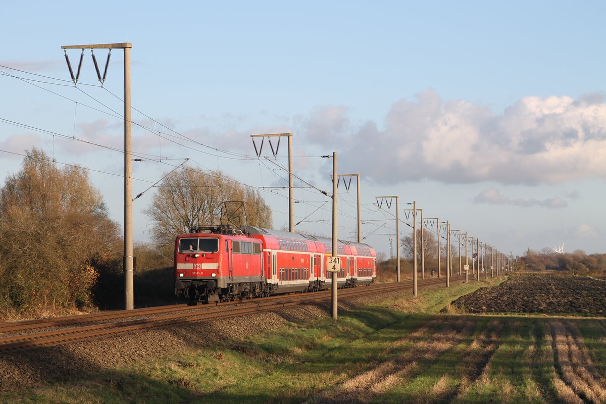 111 141-8 (Baujahr: 1979) mit RE 26230 Münster Hauptbahnof-Emden Hauptbahnhof bei Gandersum am 12-11-2015.