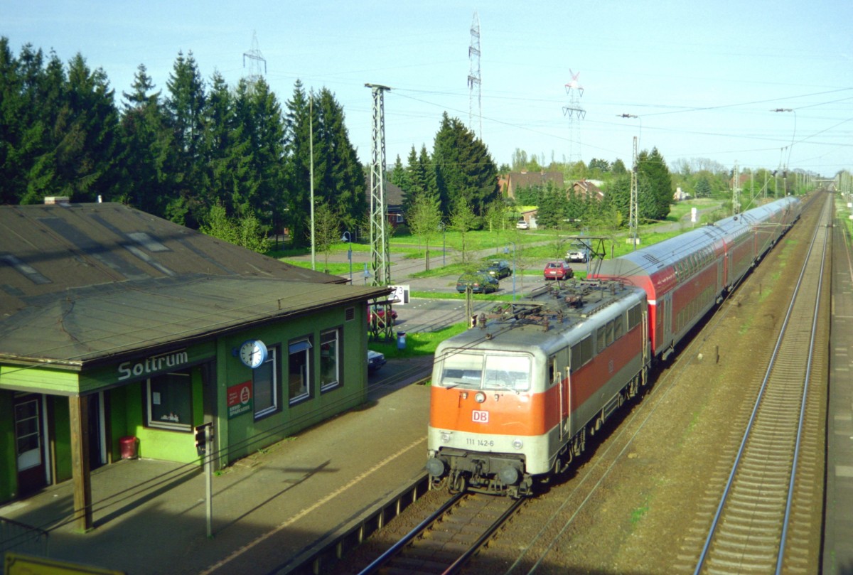 111 142 mit RE 24436 (Hamburg–Bremen) am 25.04.2000 in Sottrum