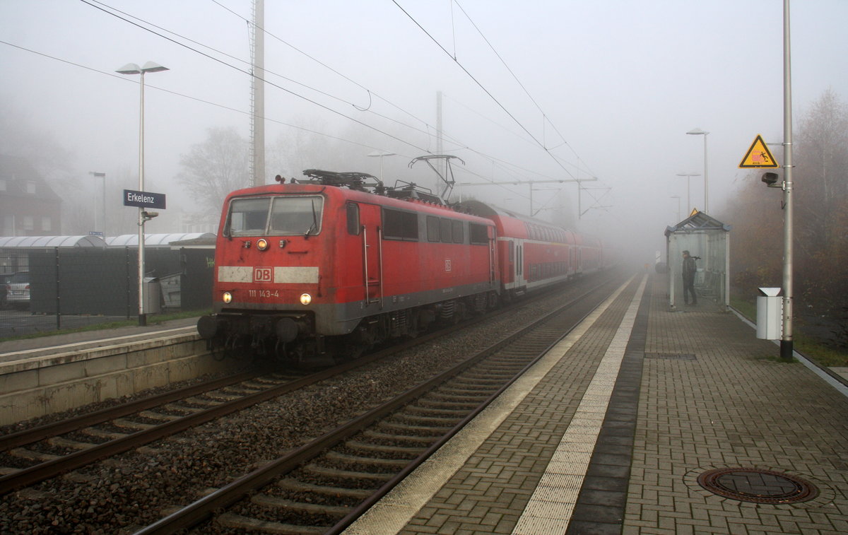 111 143-4 DB  kommt mit dem RE4 von Dortmund-HBf nach Aachen-Hbf und kommt aus Richtung Neuss-Hbf,Mönchengladbach-Hbf,Rheydt-Hbf,Wickrath,Beckrath,Herrath und fährt in Erkelenz ein und fährt dann weiter in Richtung Baal,Hückelhoven-Baal,Brachelen,Lindern,Süggerrath,Geilenkirchen,Frelenberg,Zweibrüggen,Übach-Palenberg,Rimburg,Finkenrath,Hofstadt,Herzogenrath, Kohlscheid,Richterich,Laurensberg,Aachen-West,Aachen-Schanz,Aachen-Hbf. 
Aufgenommen vom Bahnsteig 2 in Erkelenz.
Bei Nebel am Kalten Mittag vom 3.12.2016.
