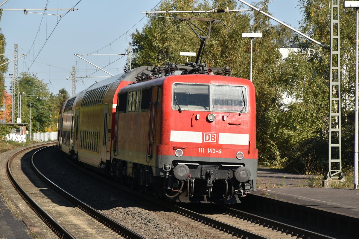111 143-4 schiebt hier einen RE4 nach Dortmund aus Erkelenz aus am Sonntag den 15.10.2017