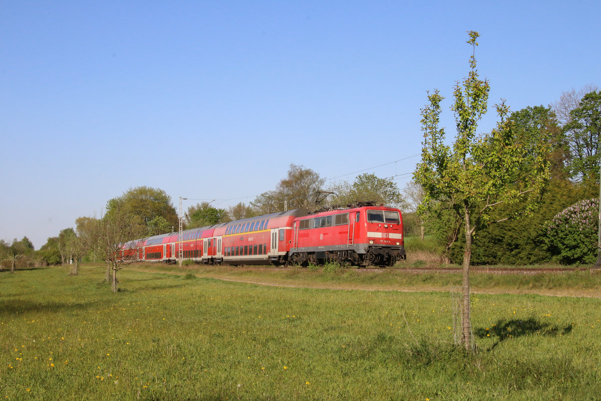 111 143 der Deutschen Bahn AG war am 20. April 2020 mit dem Regionalexpress 10452 von Düsseldorf Hauptbahnhof nach Aachen Hauptbahnhof unterwegs und strebt hier nun ihrem nächsten Halt Übach-Palenberg entgegen.