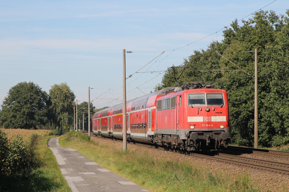 111 144-2 (Baujahr: 1979) mit RE 26259 Emden Hauptbahnhof-Rheine bei Leschede am 2-10-2015.