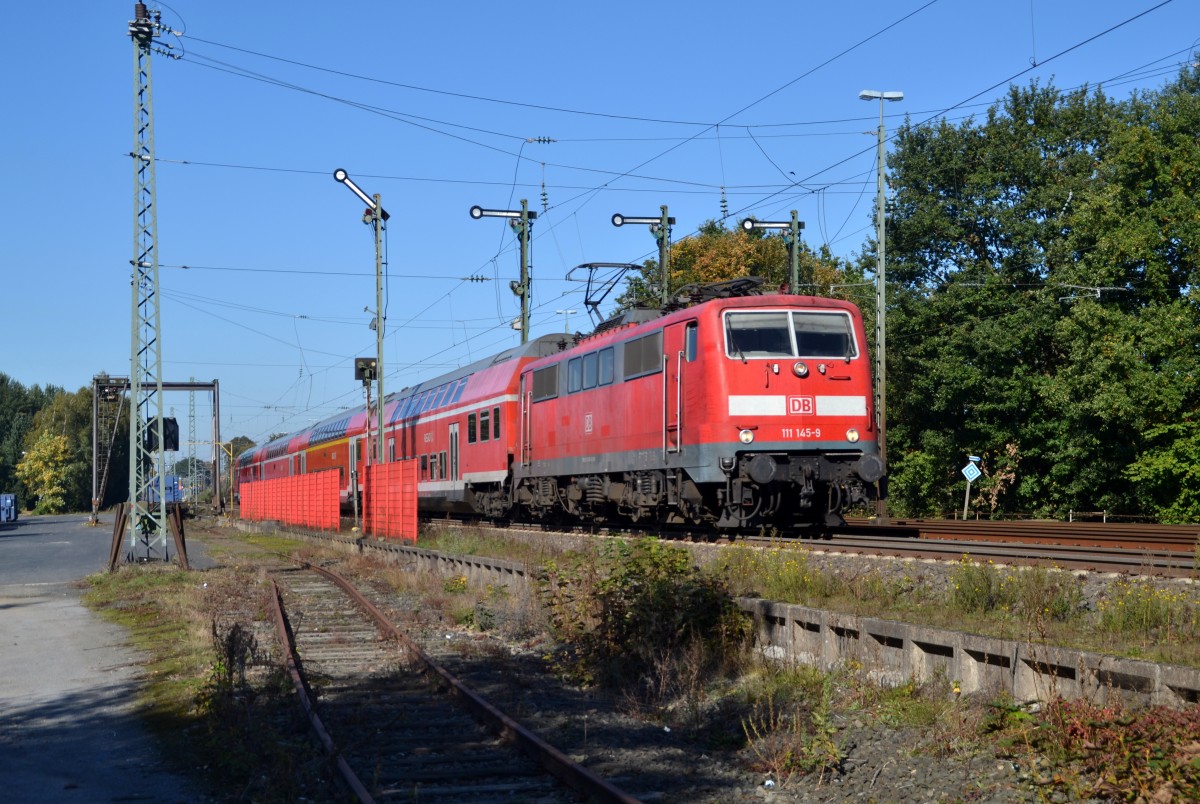 111 145 mit RE 26223 Emden Hbf - Münster(Westf) Hbf am 11.10.2015 bei der Ausfahrt aus Meppen.