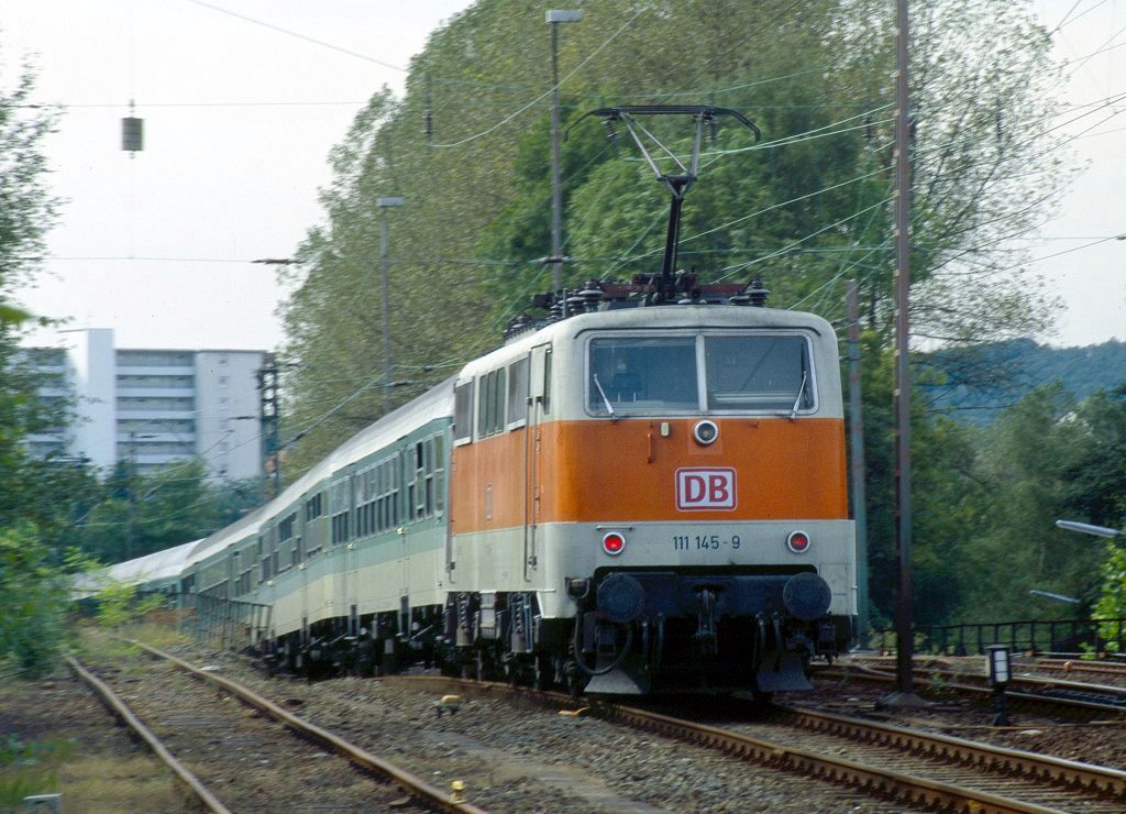 111 145 schiebt im März 1997 ihren Wendezug gen Letmathe aus dem Bf. Iserlohn heraus.