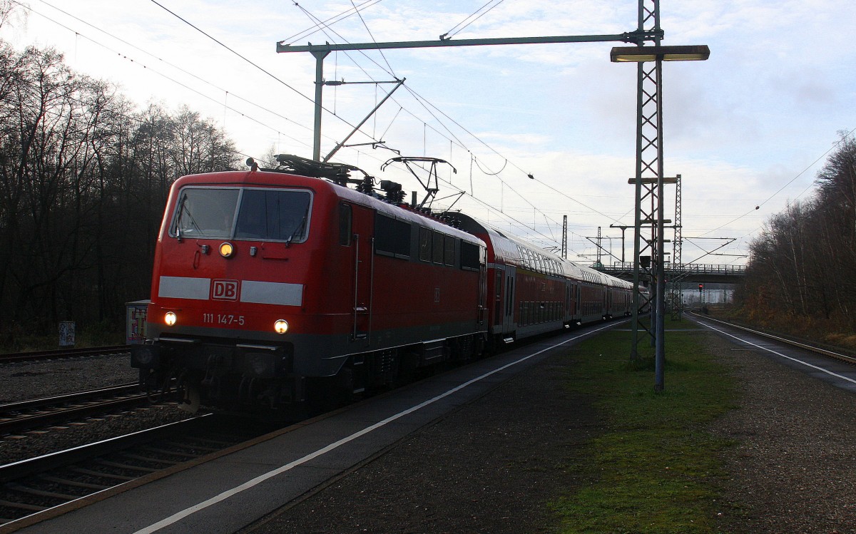 111 147-5 DB kommt aus Richtung Aachen-Hbf-Aachen-Rothe-Erde-Eilendorf mit dem RE9 aus  Aachen-Hbf  nach Siegen-Hbf und fährt in den Stolberger-Hbf ein und fährt in Richtung Eschweiler-Hbf,Nothberg,Langerwehe,Düren,Merzenich,Buir,Horrem,Kerpen-Köln-Ehrenfeld,Köln-Hbf. 
Bei Sonnenschein am Kalten Mittag vom 12.12.2015. 