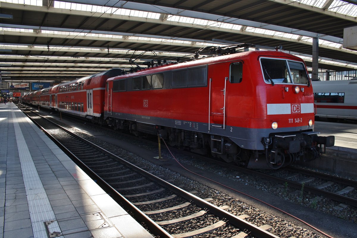 111 148-3 steht am 15.8.2017 mit dem RE4854 von München Hauptbahnhof nach Nürnberg Hauptbahnhof im Startbahnhof.