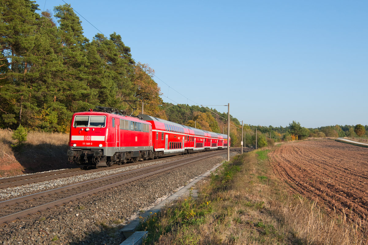 111 148 als RE 58248 von Nürnberg Hbf nach Würzburg Hbf bei Hagenbüchach, 17.10.2018