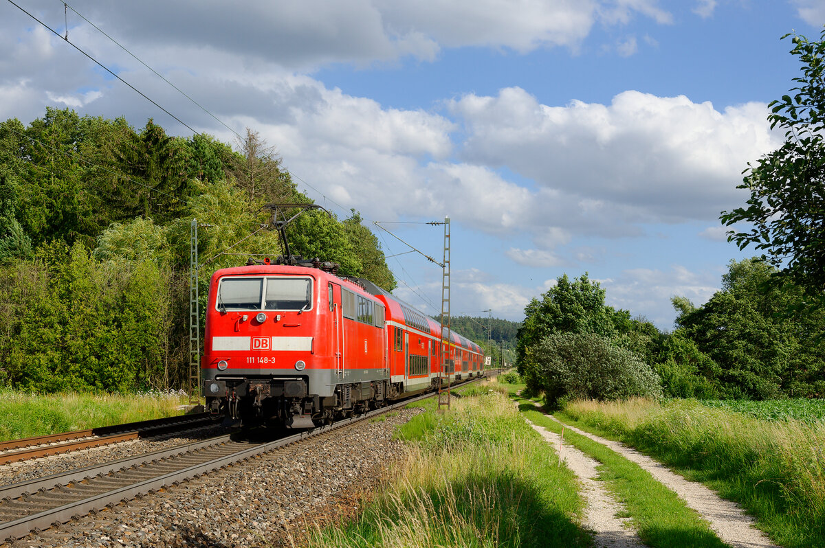 111 148 DB Regio schiebt den RE 4865 (Nürnberg Hbf - München Hbf) bei Postbauer-Heng, 06.07.2020