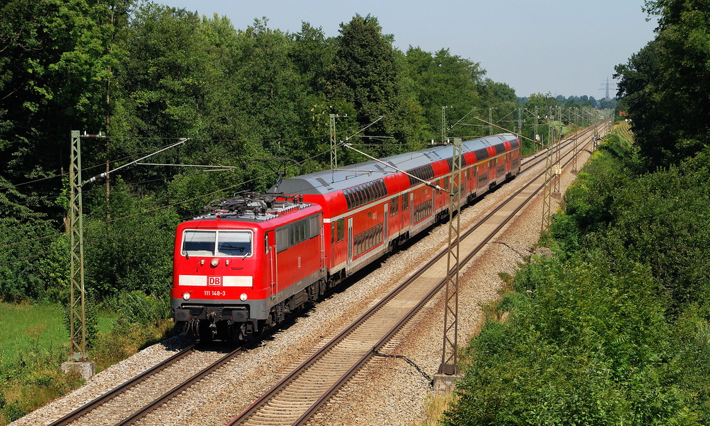 111 148 mit RE 79015 vor Großkarolinenfeld (16.08.2013)
