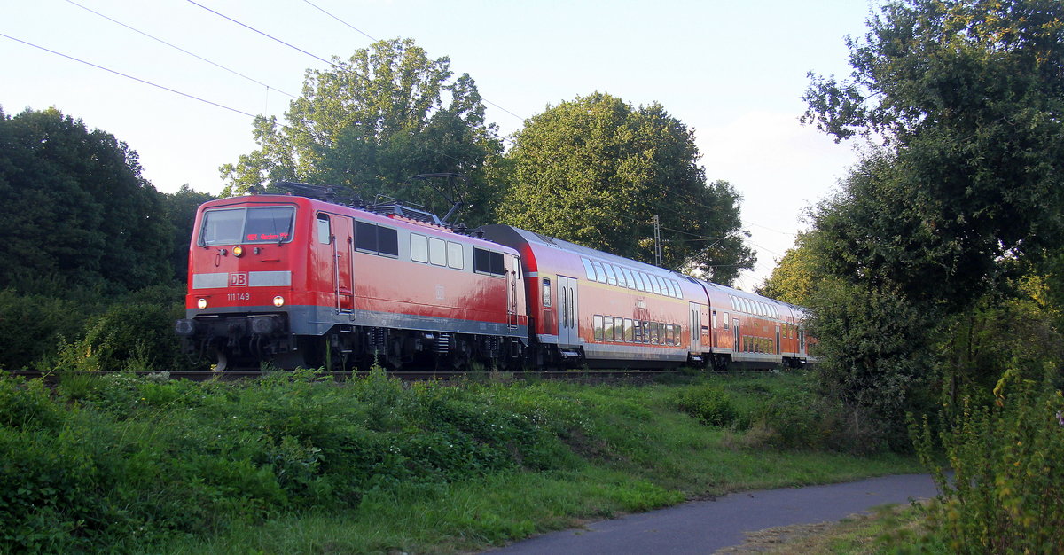 111 149 DB kommt die Kohlscheider-Rampe hoch aus Richtung Neuss,Herzogenrath mit dem RE4 Verstärkerzug  aus Düsseldorf-Hbf nach Aachen-Hbf und fährt in Richtung Kohlscheid,Richterich,Laurensberg,Aachen-West,Aachen-Schanz,Aachen-Hbf.
Aufgenommen von einem Weg in Herzogenrath im Wurmtal. 
Bei Sommerwetter am Abend vom 2.9.2019.