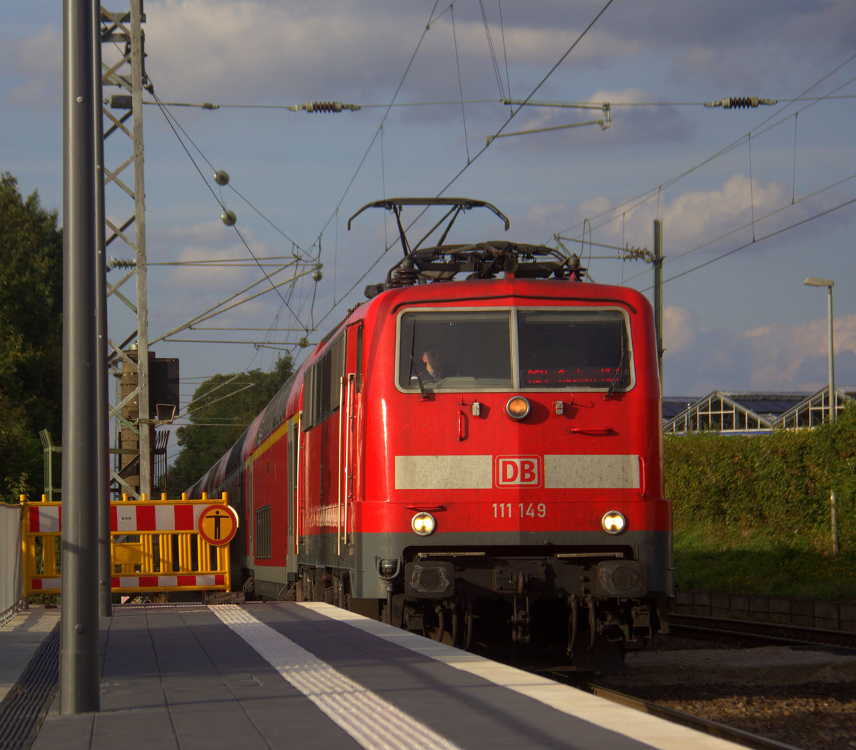 111 149 DB kommt die Kohlscheider-Rampe hoch aus Richtung Neuss,Herzogenrath mit einem RE4 Verstärkerzug aus Düsseldorf-Hbf nach Aachen-Hbf und hält in Kohlscheid und fährt dann weiter in Richtung Richterich,Laurensberg,Aachen-West,Aachen-Schanz,Aachen-Hbf. 
Aufgenommen vom Bahnsteig 2 in Kohlscheid.
Bei Sonne und Wolken am Abend vom 9.9.2019.