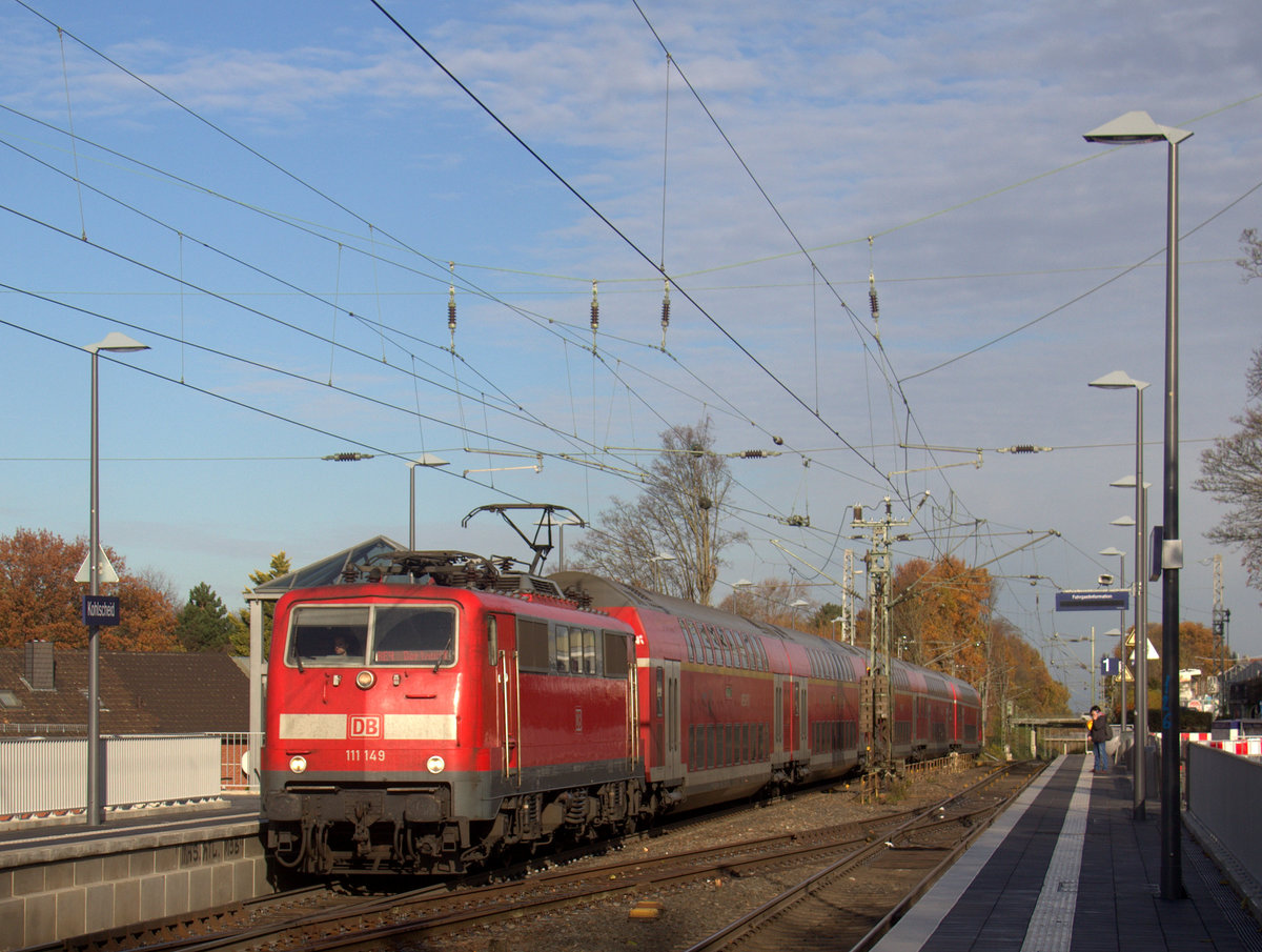 111 149 DB kommt die Kohlscheider-Rampe hoch aus Richtung Neuss,Herzogenrath mit dem RE4 aus Dortmund-Hbf nach Aachen-Hbf und fährt durch Kohlscheid in Richtung Richterich,Laurensberg,Aachen-West. 
Aufgenommen von Bahnsteig 1 in Kohlscheid.
Bei Sonnenschein am Mittag vom 25.11.2019.