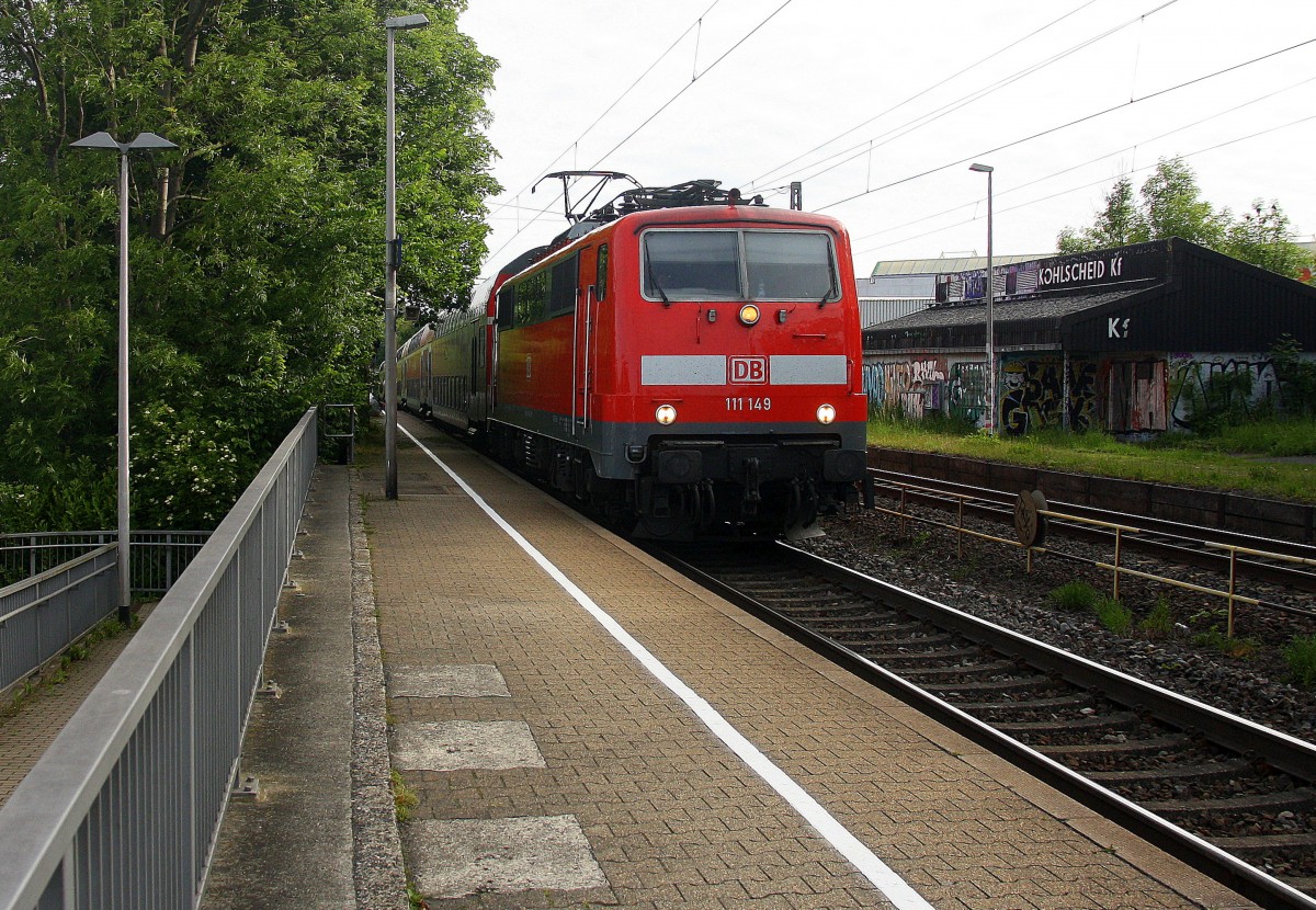 111 149 DB kommt die Kohlscheider-Rampe hoch aus Richtung Neuss,Herzogenrath mit dem RE4 aus Dortmund-Hbf-Aachen-Hbf und fährt durch Kohlscheid in Richtung Richterich,Laurensberg,Aachen-West. 
Bei schönem Sonnenschein am Morgen vom 27.5.2015.