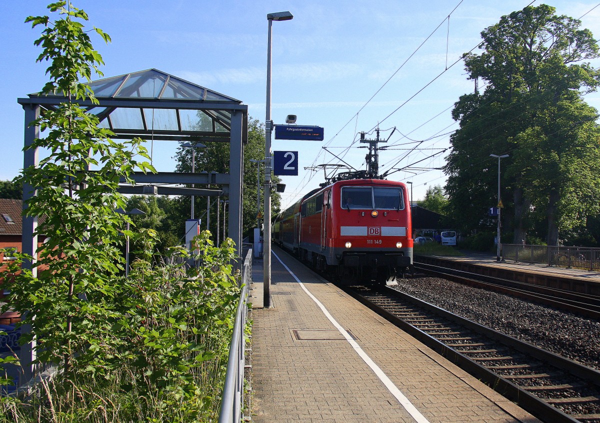 111 149 DB kommt die Kohlscheider-Rampe hoch aus Richtung Neuss,Herzogenrath mit dem RE4 aus Dortmund-Hbf-Aachen-Hbf und fährt durch Kohlscheid in Richtung Richterich,Laurensberg,Aachen-West.
An einem schönem Sommermorgen vom 17.6.2015.