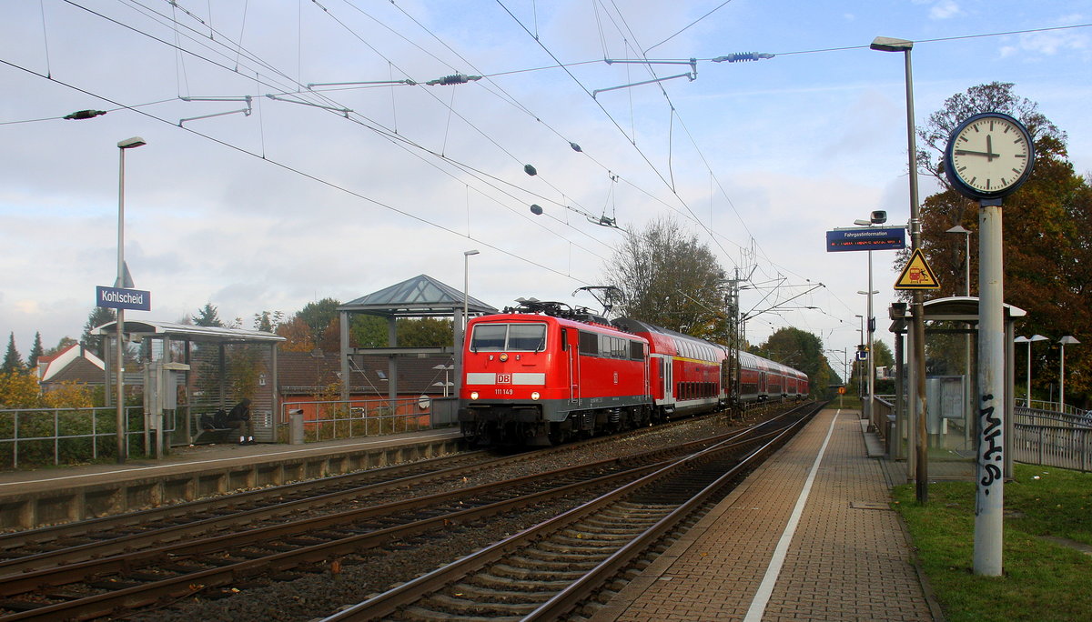 111 149 DB kommt die Kohlscheider-Rampe hoch aus Richtung Neuss,Herzogenrath mit dem RE4 aus Dortmund-Hbf nach Aachen-Hbf und fährt durch Kohlscheid in Richtung Richterich,Laurensberg,Aachen-West,Aachen-Schanz,Aachen-Hbf. Aufgenommen vom Bahnsteig 1 in Kohlscheid. 
Bei Sonne und Wolken am Vormittag vom 28.10.2016.