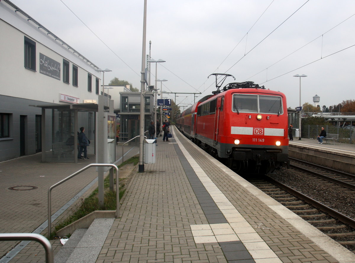 111 149 DB kommt mit dem RE4 von Dortmund-HBf nach Aachen-Hbf und kommt aus Richtung Neuss-Hbf,Mönchengladbach-Hbf,Rheydt-Hbf,Wickrath,Beckrath,Herrath und fährt in Erkelenz ein und fährt dann weiter in Richtung Baal,Hückelhoven-Baal,Brachelen,Lindern,Süggerrath,Geilenkirchen,Frelenberg,Zweibrüggen,Übach-Palenberg,Rimburg,Finkenrath,Hofstadt,Herzogenrath, Kohlscheid,Richterich,Laurensberg,Aachen-West,Aachen-Schanz,Aachen-Hbf. 
Aufgenommen vom Bahnsteig 1 in Erkelenz. 
Bei Wolken am Nachmittag vom 1.11.2016.
Und das ist mein 6500tes Bahnbild bei http://WWW.Bahnbilder de.