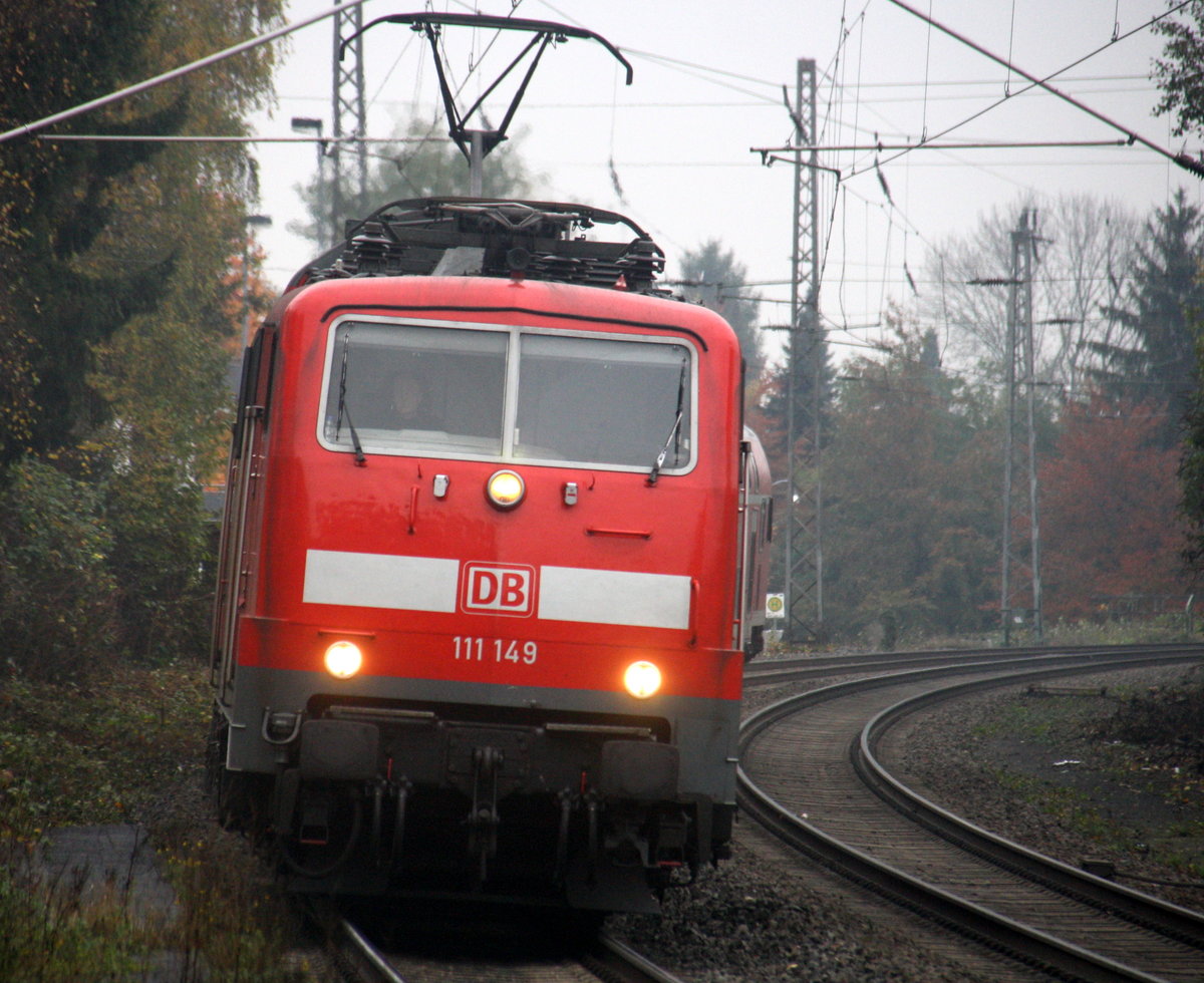 111 149 DB kommt mit dem RE4 von Dortmund-HBf nach Aachen-Hbf und kommt aus Richtung Neuss-Hbf,Mönchengladbach-Hbf,Rheydt-Hbf,Wickrath,Beckrath,Herrath und fährt in Erkelenz ein und fährt dann weiter in Richtung Baal,Hückelhoven-Baal,Brachelen,Lindern,Süggerrath,Geilenkirchen,Frelenberg,Zweibrüggen,Übach-Palenberg,Rimburg,Finkenrath,Hofstadt,Herzogenrath, Kohlscheid,Richterich,Laurensberg,Aachen-West,Aachen-Schanz,Aachen-Hbf. Aufgenommen vom Bahnsteig 1 in Erkelenz. 
Bei Wolken am Nachmittag vom 11.11.2016.