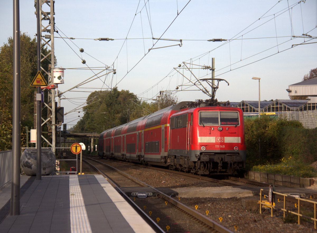 111 149 DB schiebt den RE4 aus Aachen-Hbf nach Dortmund-Hbf und kommt aus Richtung Aachen-West,Laurensberg,Richterich, und fährt durch Kohlscheid in Richtung Herzogenrath,Mönchengladbach,Neuss. 
Aufgenommen vom Bahnsteig 2 in Kohlscheid. 
Bei schönem Sonnenschein am Nachmittag vom 25.10.2019.