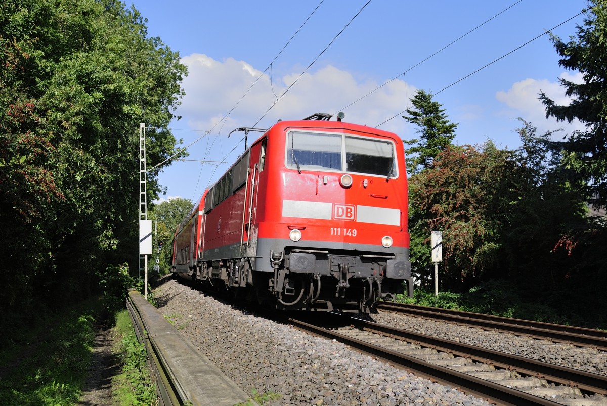 111 149 mit RE 4, Wupper-Express in Richtung Aachen, Hier kurz vorm BÜ Frelenberg (Übach-Palenberg) am 26.9.2015