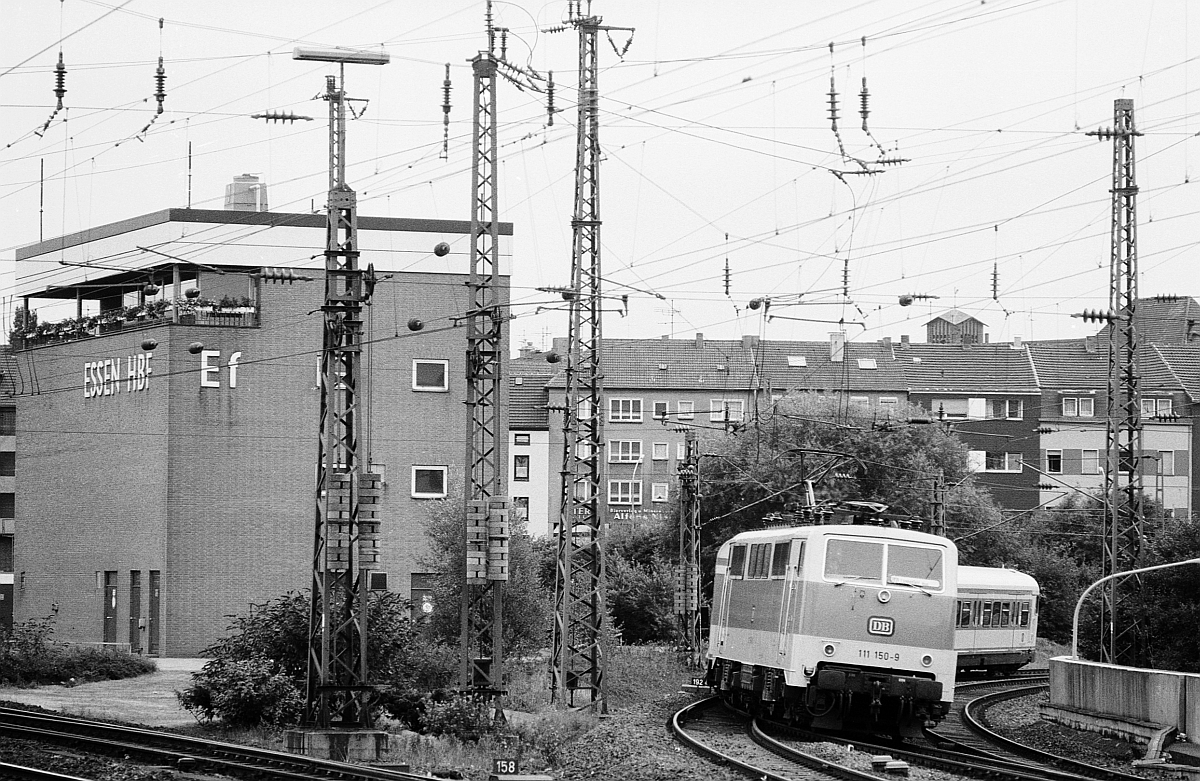 111 150 im Juli 1982 in Essen Hbf (von Kettwig kommend).