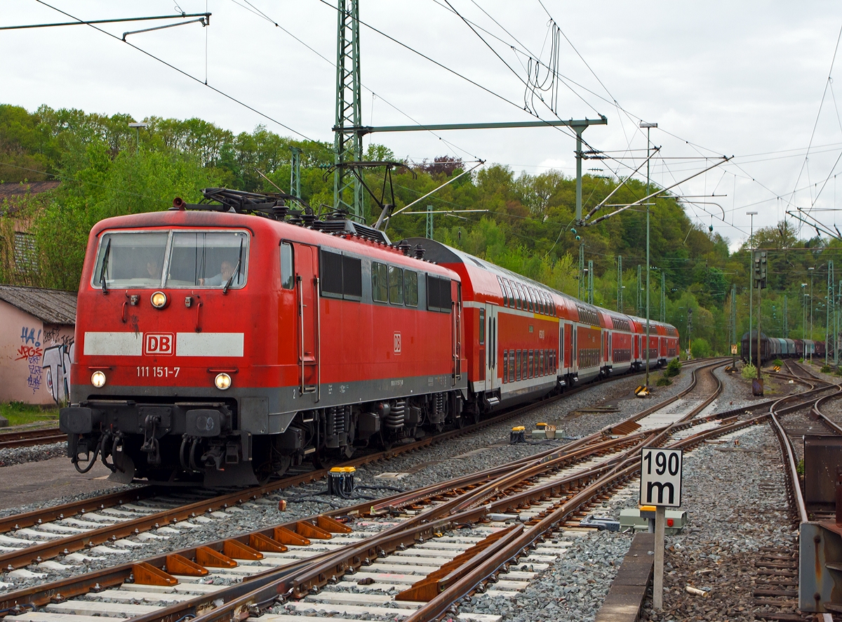 
111 151-7 der DB Regio NRW fährt am 27.04.2014 mit dem RE 9 - Rhein-Sieg-Express (Aachen-Köln-Siegen) in den Bahnhof Betzdorf/Sieg ein. 

Die 111er wurde 1981 bei Krauss-Maffei AG in München unter der fabriknummer 19863 gebaut. Sie hat die NVR-Nummer 91 80 6111 151-7 D-DB und die EBA-Nummer EBA 01G02A 151.
