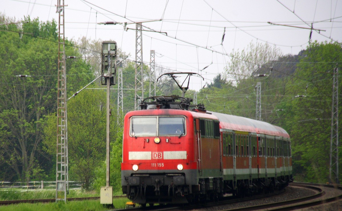111 155 DB kommt aus Richtung Neuss,Herzogenrath mit einem mit dem RE4 Verstärkerzug von Düsseldorf-Hbf-Aachen-Hbf und fährt in Richtung Aachen-West. Aufgenommen bei Wilsberg in Kohlscheid bei schöner Abendsonne am Abend vom 30.4.2014.