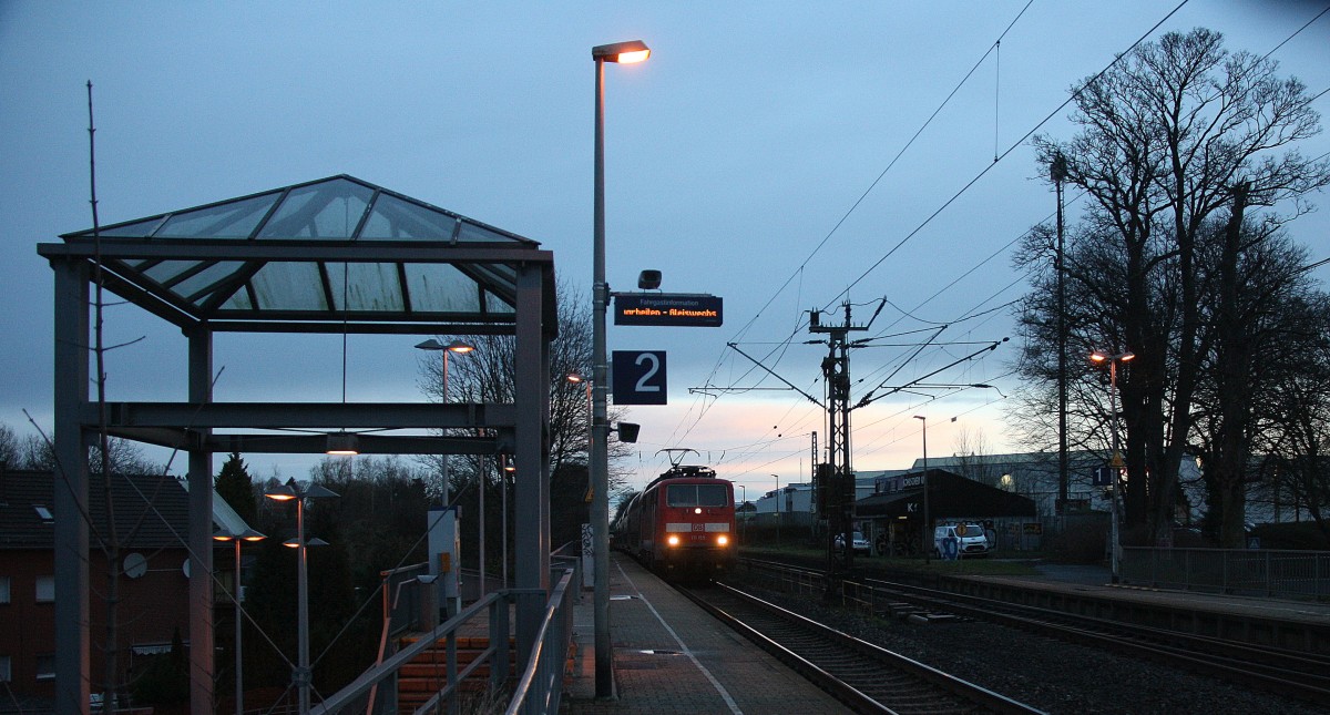 111 155 DB kommt die Kohlscheider-Rampe hoch aus Richtung Neuss,Herzogenrath mit einem RE4 aus Dortmund-Hbf-Aachen-Hbf und fährt durch Kohlscheid in Richtung Richterich,Laurensberg,Aachen-West.
Bei Regenwolken am Morgen vom 14.1.2015.