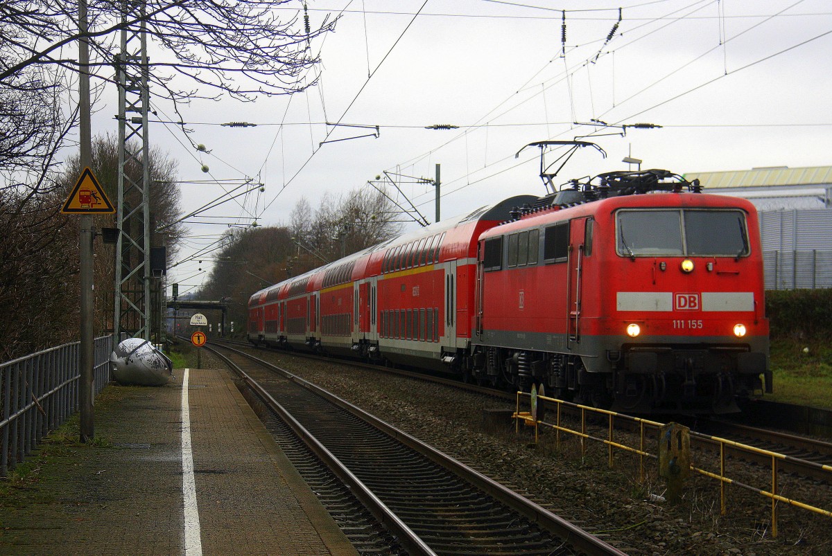111 155 DB kommt die Kohlscheider-Rampe auf dem falschen Gleis hoch aus Richtung Neuss,Herzogenrath mit einem RE4 aus Düsseldorf-Hbf nach Kohlscheid und fährt in Kohlscheid ein und Endet in Kohlscheid wegen Oberleitungsarbeiten Zwischen Aachen-West Aachen-Hbf.
Aufgenommen vom Bahnsteig 2 in Kohlscheid. 
Bei Nieselregen und Sturm am Mittag vom 21.2.2016.
