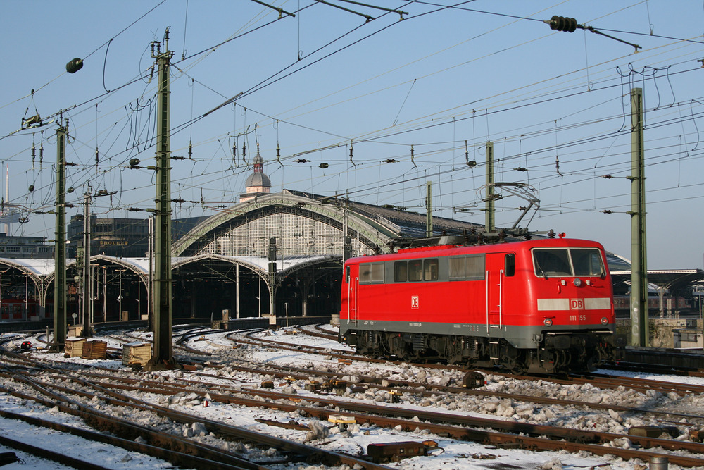 111 155 im Gleisvorfeld des Kölner Hauptbahnhofs am 14. Januar 2010.