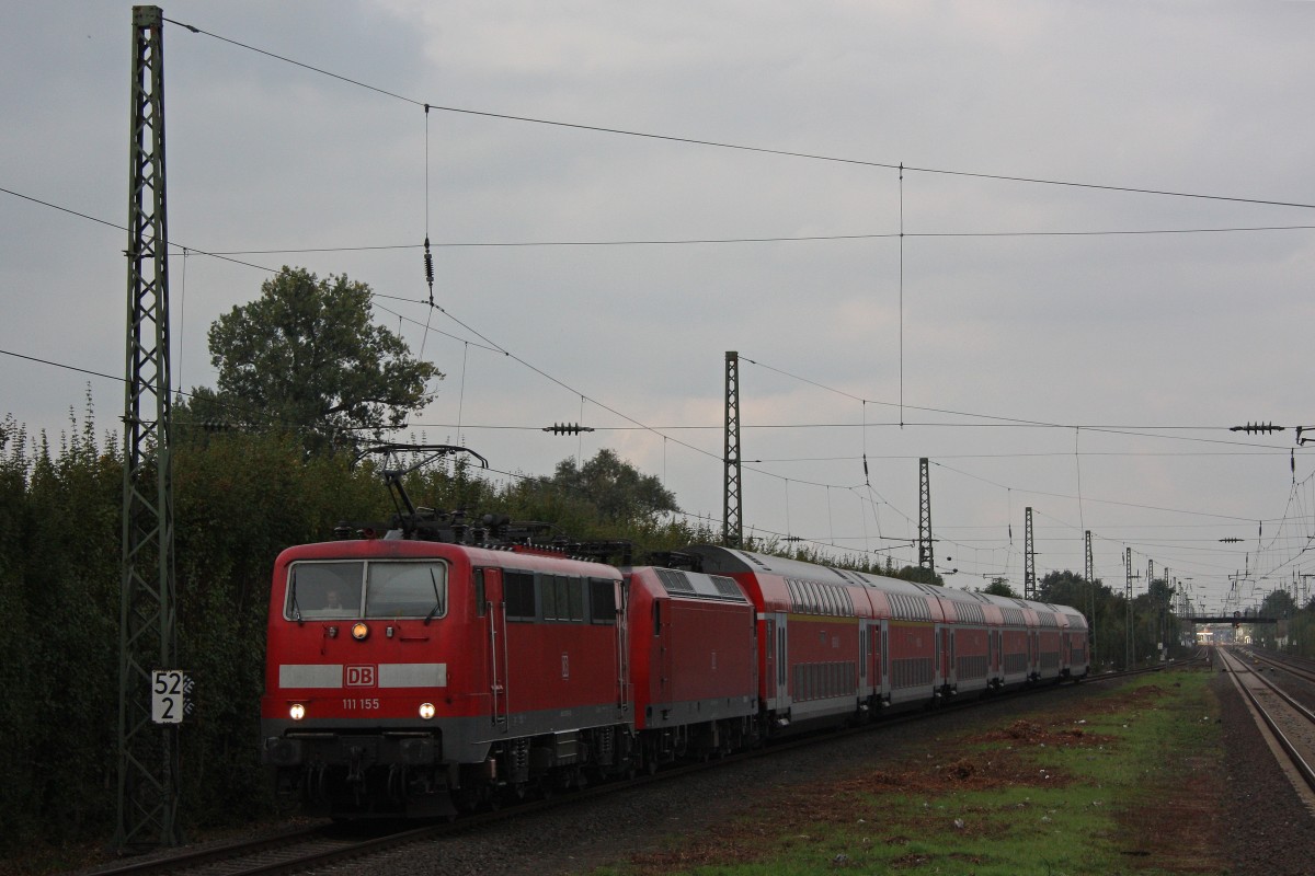 111 155 mit einer defekten 146er und dem RE2 am 6.10.13 in Düsseldorf-Angermund.