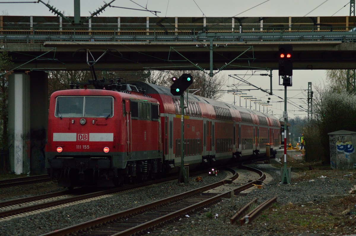 111 155 schiebt in Korschenbroich einen RE4 Zug gen Dortmund. Hier ist er in der Baustelle für die neuen Bahnsteige. 18.3.2014