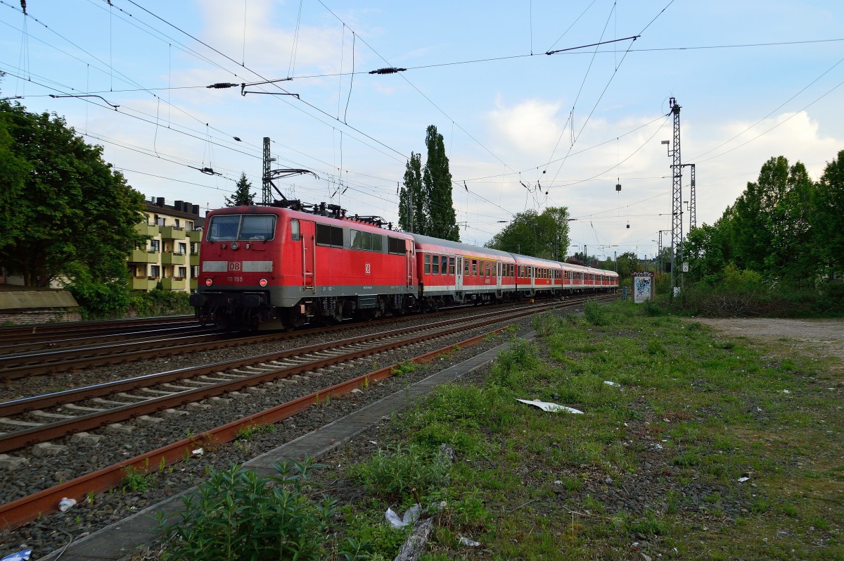 111 155 schiebt eine RE4 nach Aachen. Rheydt Hbf 22.4.2014