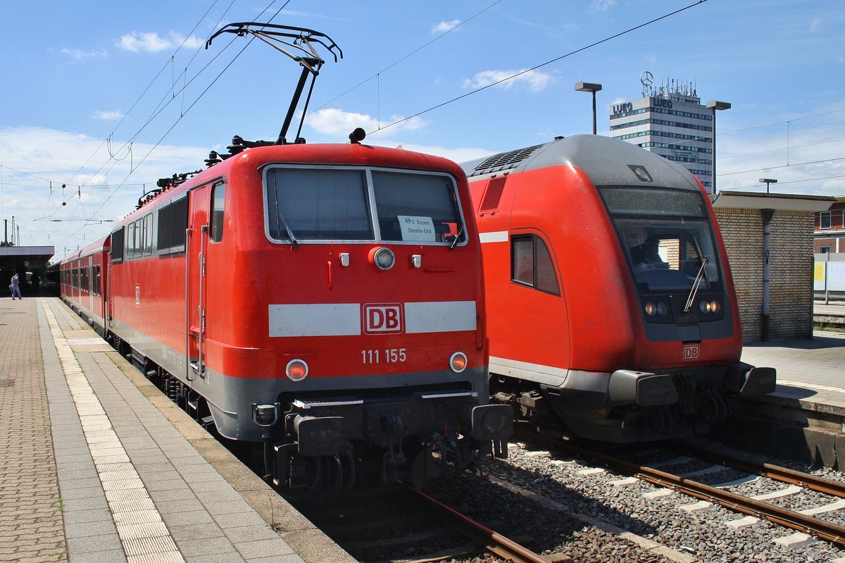 111 155 trifft am 3.7.2017 mit der S1 von Dortmund Hauptbahnhof nach Essen-Steele Ost im Bochumer Hauptbahnhof auf den RE6 (RE10619)  Westfalen-Express  von Köln/Bonn Flughafen nach Minden(Westf) mit 146 257.