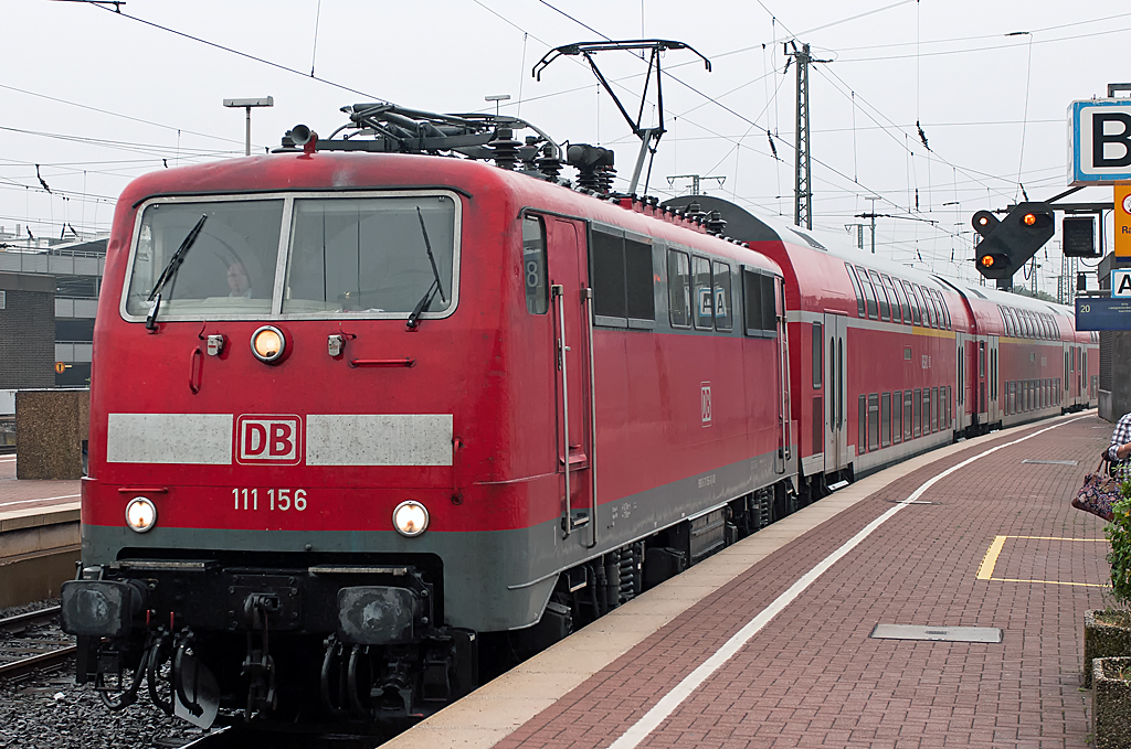 111 156-6 ( 91 80 6111 156-6 D-DB ); Krauss-Maffei AG, [D]-München 19868, Baujahr 1981, Eigentümer: DB Regio NRW GmbH, [D]Düsseldorf, Fahrzeugnutzer: Geschäfts-bereich Rheinland, [D]-Köln, Bh Köln, Erst-Bw Düsseldorf,  
31.08.2013, Dortmund Hbf